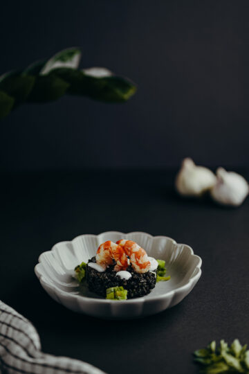 Schwarzer Reis/ rote argentische Garnele/Lauch/ Alioli