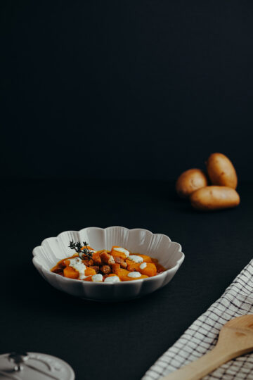 -Kartoffelngulasch Koriander Joghurt/ Croutons