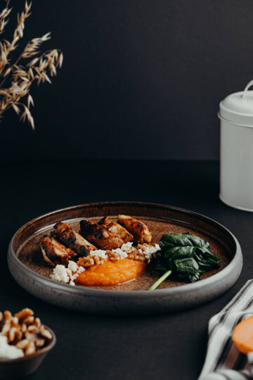 Hähnchenbrust/ Teriyaki/Süßkartoffelpüree/ Spinat/ Walnuss/ Fetakäse