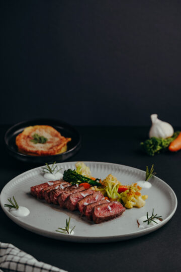 Roastbeef/Kartoffelkuche n/ Gemüse