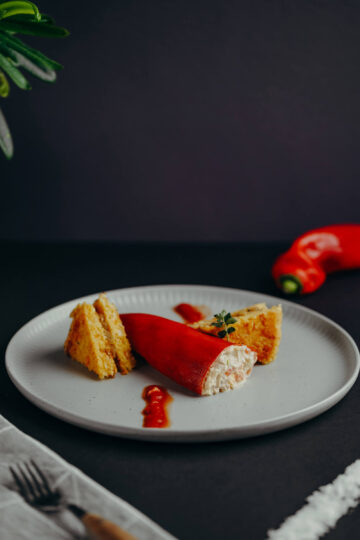 Lowwarmes gefüllte Paprika mit ensaladilla rusa.