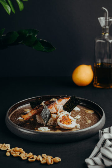 Lachs/Reis /geschmortes Spitzkraut/ Nori Blatt/ gekochtes Ei/Sesam /Erdnussoße/ Mayo