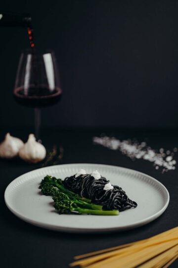 Schwarze Spaghetti/ Wilder Brokkoli/ Aioli