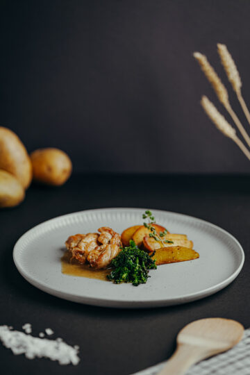 Pollo al ajilo/ gebackenen Kartoffeln/ Wilder Brokkoli